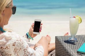 Frau-Smartphone-Strand-Cocktail-Urlaub