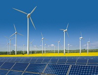 Solaranlage und Windräder auf Rapsfeld