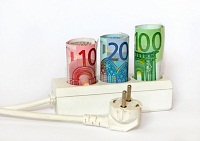 Euro-Geldscheine in einer Mehrfach-Steckdose