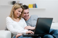 Deutsche surfen am liebsten mit einem PC oder Notebook im Internet, vor allem zum Online Banking oder Shopping.