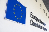 Europa-Flagge und EU-Kommission