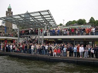 Menschenansammlung an den Landungsbrücken während dem Hamburger Hafengeburtstag