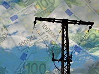 Strommast mit Stromleitung mit Euro-Geldscheinen im Hintergrund