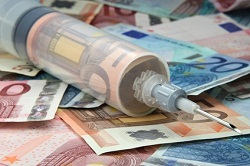 Spritze mit Euro-Geldscheinen