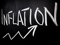Tafel mit Schriftzug: Inflation