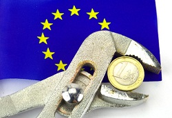 Euro-Flagge mit Zange und Euromünze