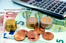 Euroscheine mit Münzen und Taschenrechner