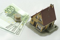 Hausmodell mit Euro-Gelscheinen und Münzen