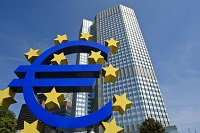 Euro Zeichen vor der EZB