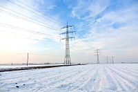 Stromleitung an Hochspannungsmast in Winterlandschaft