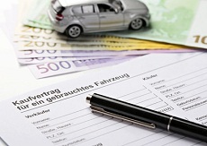 Kaufvertrag Gebrauchtwagen mit Geld und Auto