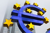 EZB-Symbol vor dem Gebäude der Europäischen Zentralbank