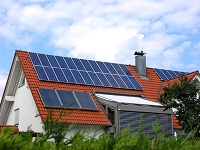 Ein Hausdach mit Solaranlage.