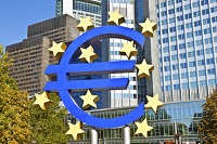 EZB-Logo vor der Zentralbank 