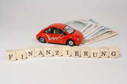 Auto mit Geldscheinen und Wort Finanzierung
