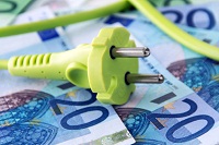 Stromkabel liegt auf 20-Euro-Scheinen