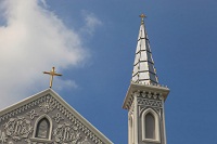 Kirchturm mit Kreuz