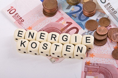 Energiekosten als Scrabbelwort auf Geldscheinen