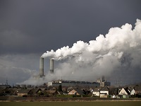 Rauchende Industrieschlote hoher CO2-Ausstoß