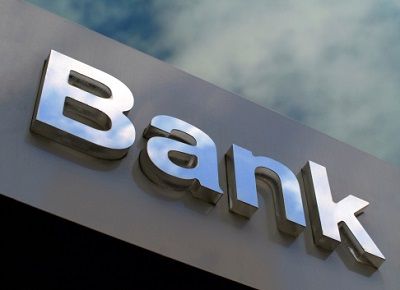 Bankschild an Fassade: Banken vergeben laut der EZB mehr Kredite