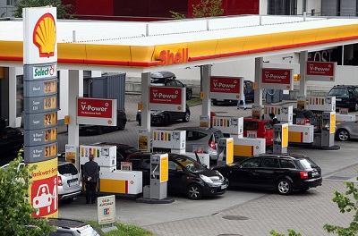 Shell-Tankstelle von oben betrachtet.