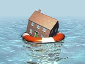 Haus im Wasser mit Rettungsring