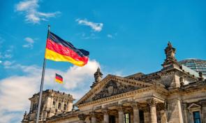 Flaggen vor dem Reichstag