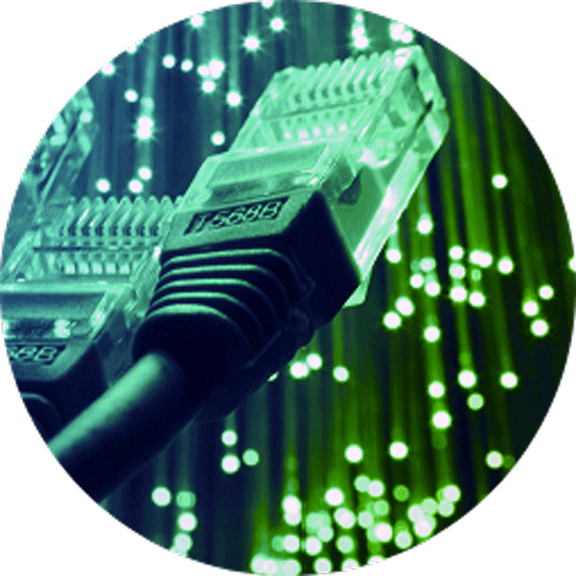 LAN-Kabel vor dunklem Hintergrund aus Glasfasern