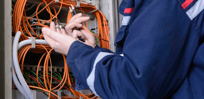 Techniker installiert den Glasfaser-Anschluss