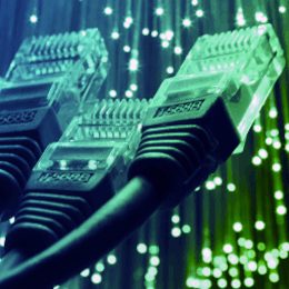 LAN-Kabel vor Hintergrund aus Glasfasern
