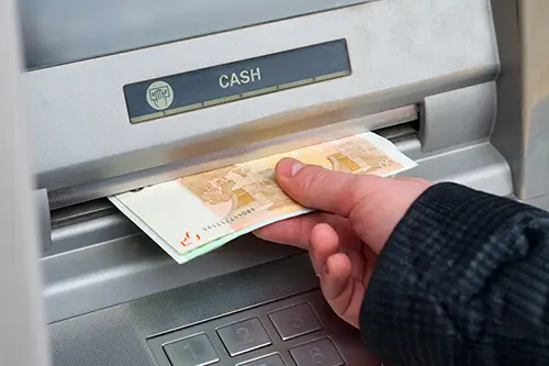 Ein Geldautomat gibt Bargeld heraus.