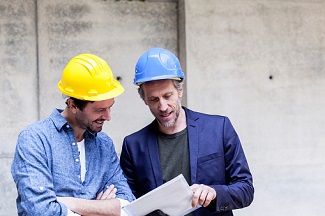 Architekt mit Mann auf einer Baustelle