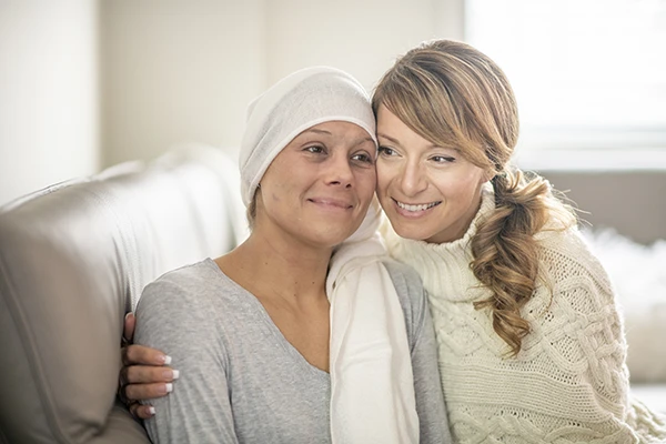 Krebskranke Mutter mit Tochter: Krebsversicherung