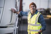 Lkw-Fahrer steht vor seinem Fahrzeug.