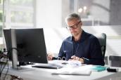 Manager im Büro mit Dokumenten
