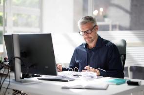 Manager im Büro mit Dokumenten