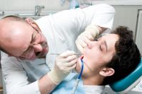 Zahnarzt: 2012 drohen stark steigende Kosten, warnen die privaten Krankenversicherungen.