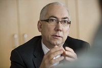 Vzbv-Vorstand Gerd Billen fordert eine grundlegende Reform der PKV. Foto: vzbv / Dominik Butzmann.
