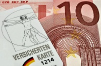 Versichertenkarte liegt auf einem Zehn-Euro-Geldschein