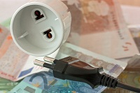 Stromstecker auf Euro-Geldscheinen