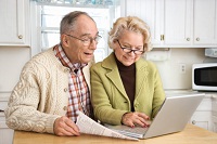 Älteres Paar vor Laptop