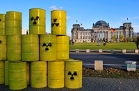 Atommüll-Fässer vor dem Bundestag
