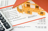 Vor der Aufnahme eines Immobilienkredites sollten Verbraucher verschiedene Angebote gründlich vergleichen. 