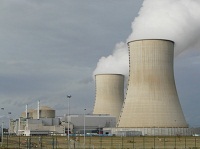 Kühltürme eines Atomkraftwerks in der Ferne.