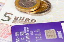 Euromünzen, Scheine und Kreditkarte