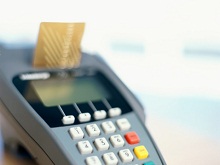 Kunde zahlt am Terminal per Kreditkarte