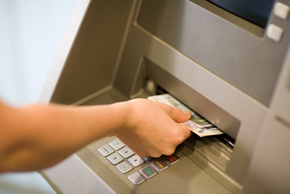 Geldautomatengebühren ärgern viele. Deren Höhe können aber nur wenige richtig einschätzen. 