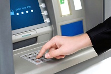 Eingabe der Geheimzahl am Geldautomaten