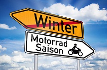 Schild Winter Motorradsaison