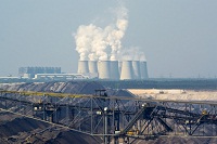 Ein Kohlekraftwerk mit Kohlengrube